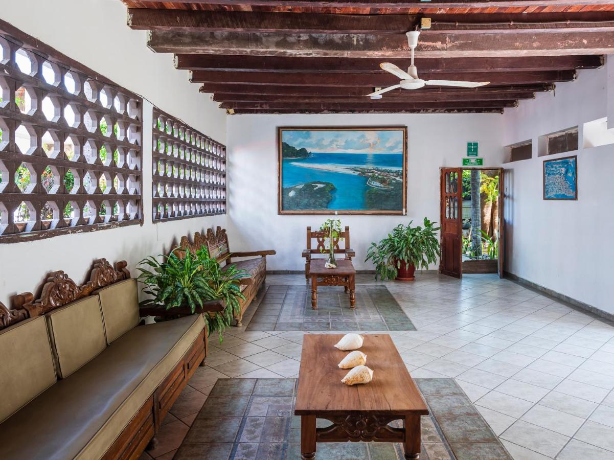 Oyo Hotel Sands Barra de Navidad Eksteriør bilde