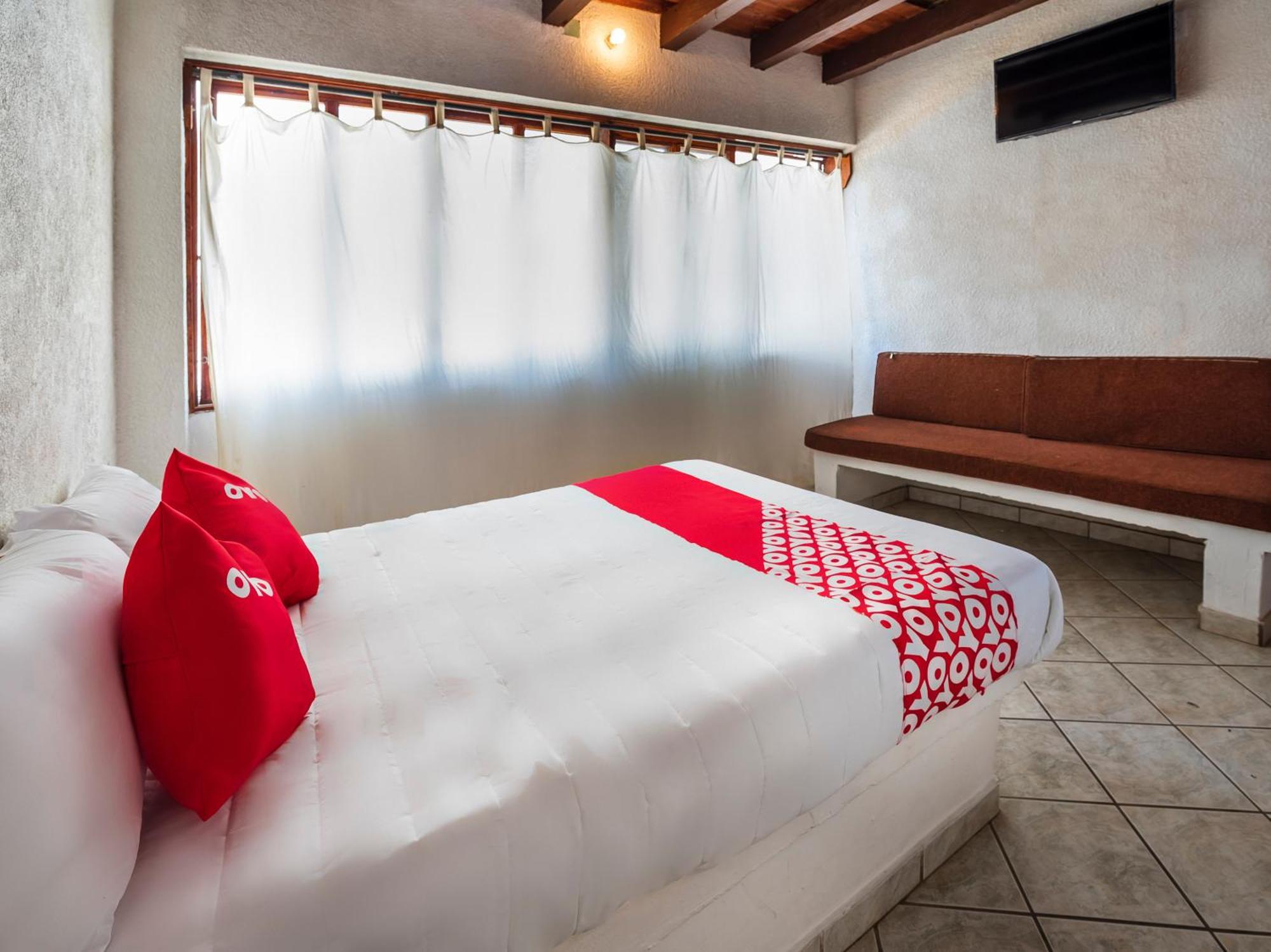 Oyo Hotel Sands Barra de Navidad Eksteriør bilde