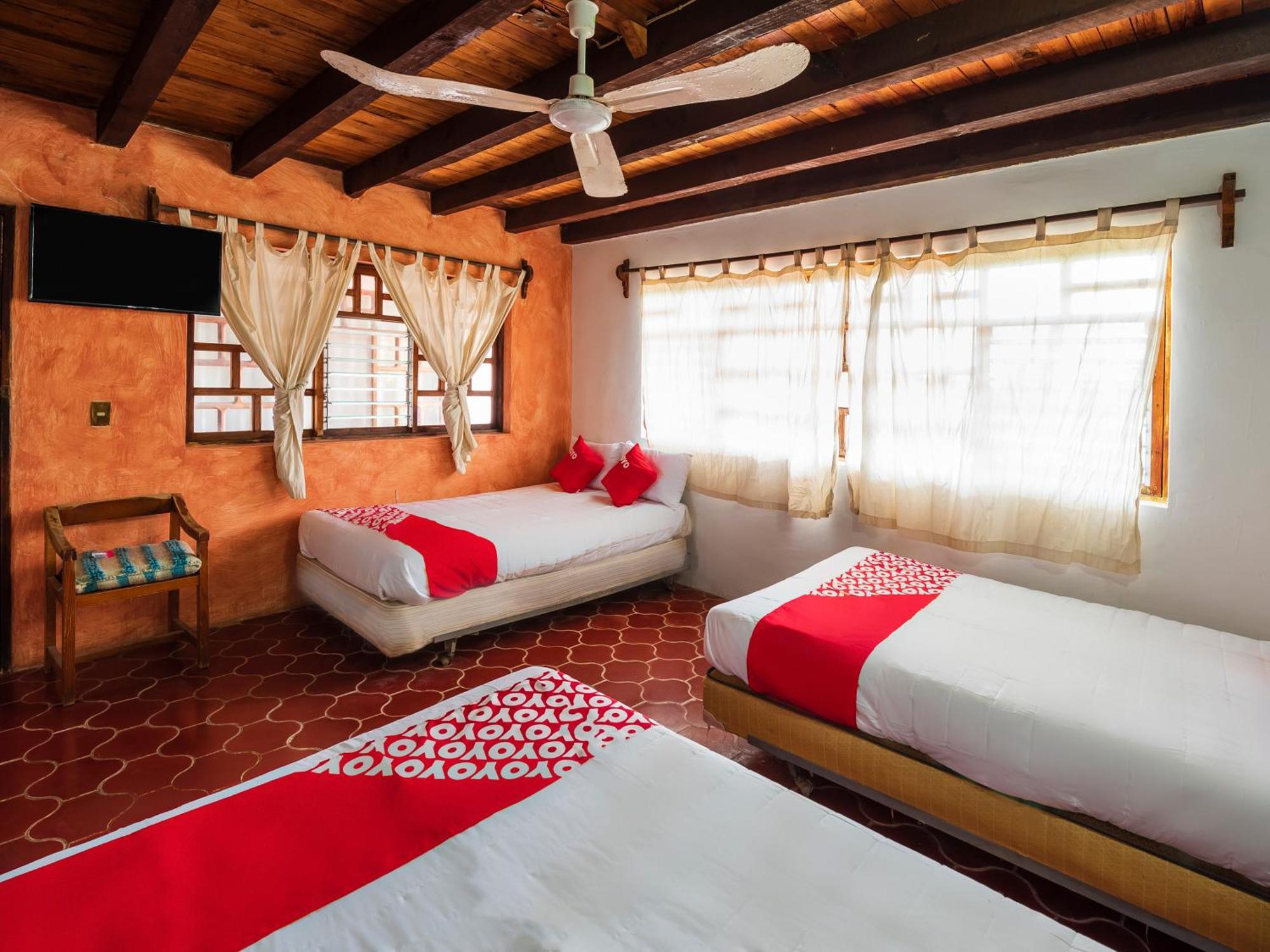 Oyo Hotel Sands Barra de Navidad Eksteriør bilde