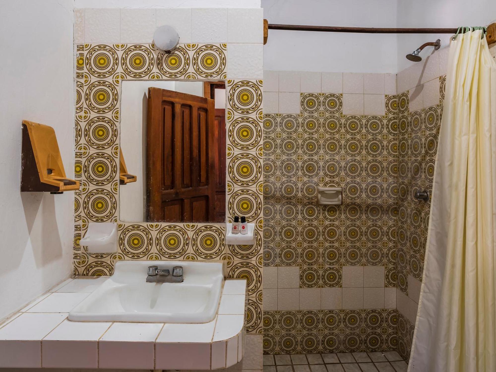 Oyo Hotel Sands Barra de Navidad Eksteriør bilde